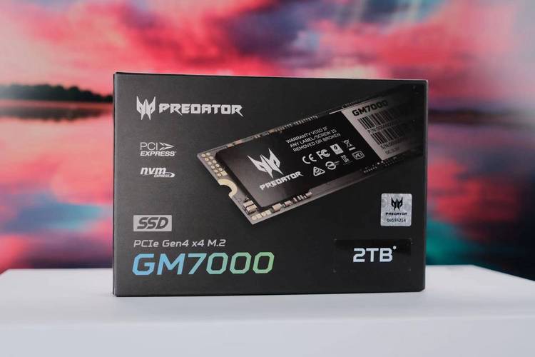 18CMICORZ 高速固态硬盘,读取速度高达 7000MB-s